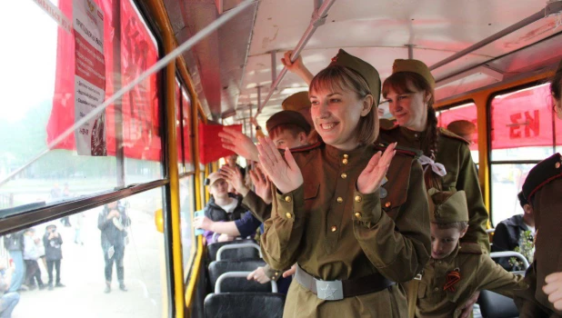 «Трамвай Победы» проехал по улицам Барнаула