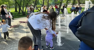Пешеходный фонтан в парке «Изумрудный».
