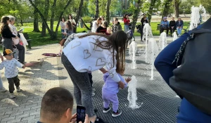 Пешеходный фонтан в парке «Изумрудный».
