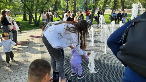 Пешеходный фонтан в парке «Изумрудный».