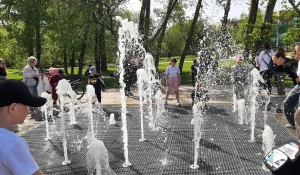 Запустили пешеходный фонтан в парке «Изумрудный»