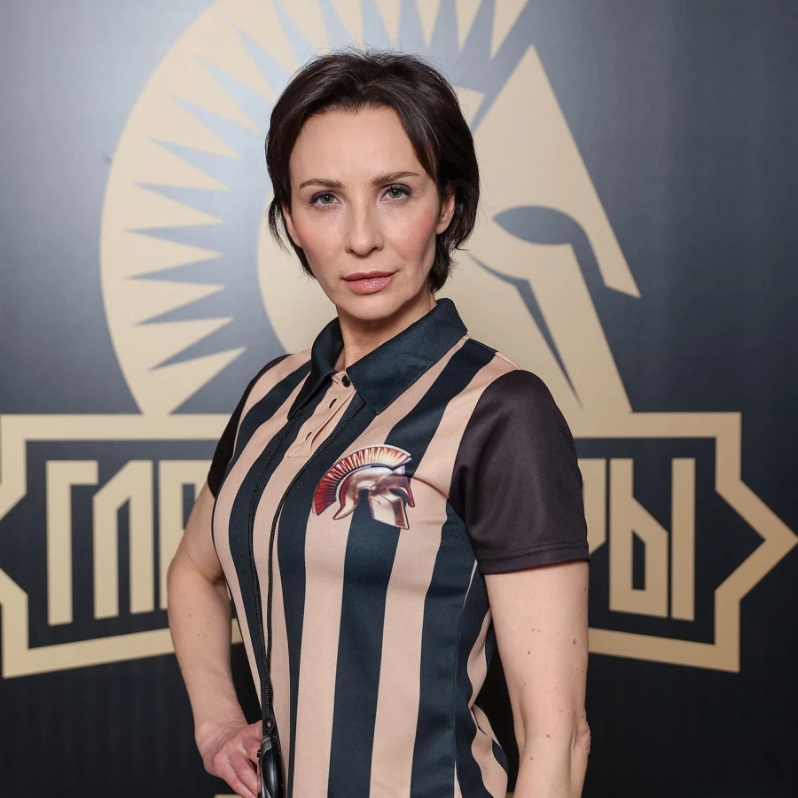 Следить за соблюдением правил и оценивать прохождение участниками испытаний будут рефери – профессиональные спортсмены, которые сделают всё для того, чтобы борьба была честной. Одной из судей станет эксперт по фитнесу и питанию, ведущая спортивных проектов Ирина Турчинская – жена популярного российского спортсмена Владимира Турчинского, известного многим как Динамит.