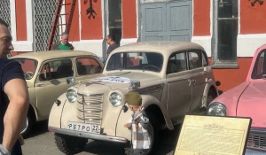 Выставка ретро-техники в Барнауле на День Победы.