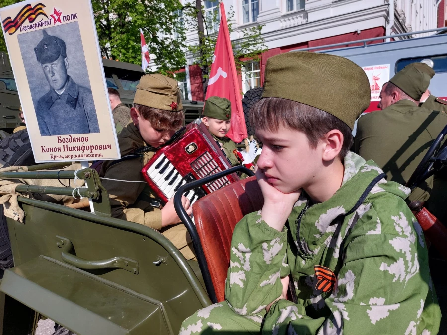 Бессмертный полк В Барнауле на День Победы — 2025.
