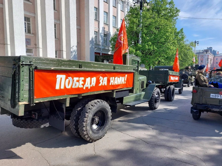 Бессмертный полк В Барнауле на День Победы — 2025.