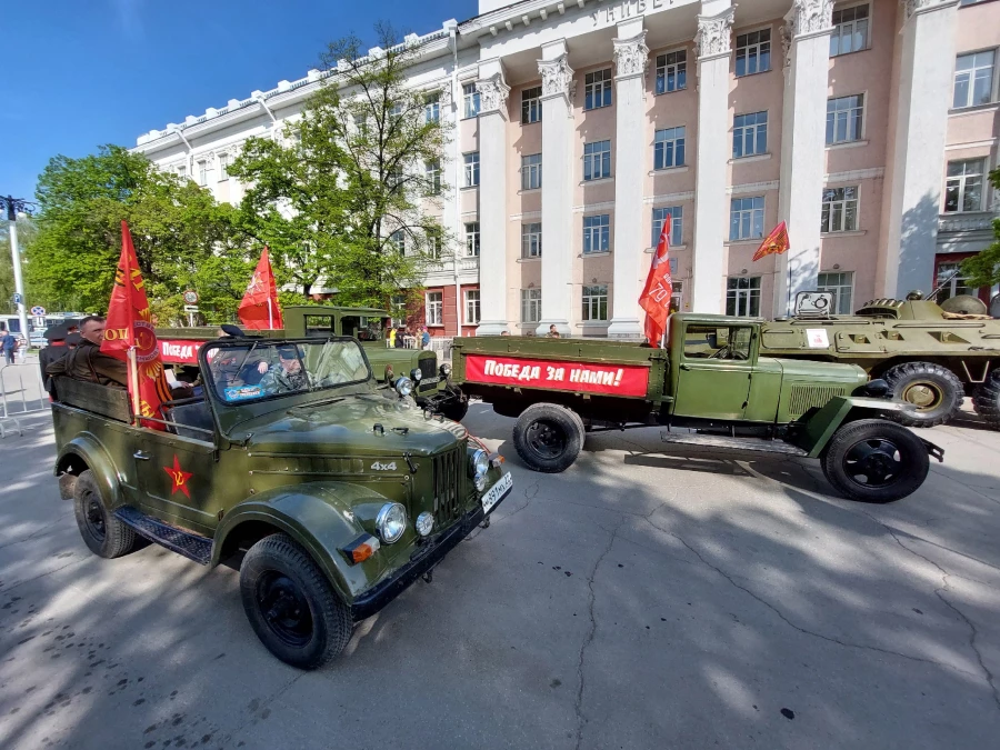 Бессмертный полк В Барнауле на День Победы — 2025.