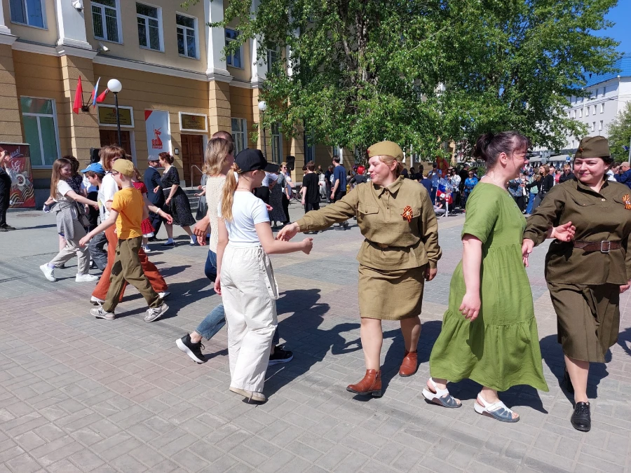 Барнаульцы гуляют по городу в День Победы — 2025.