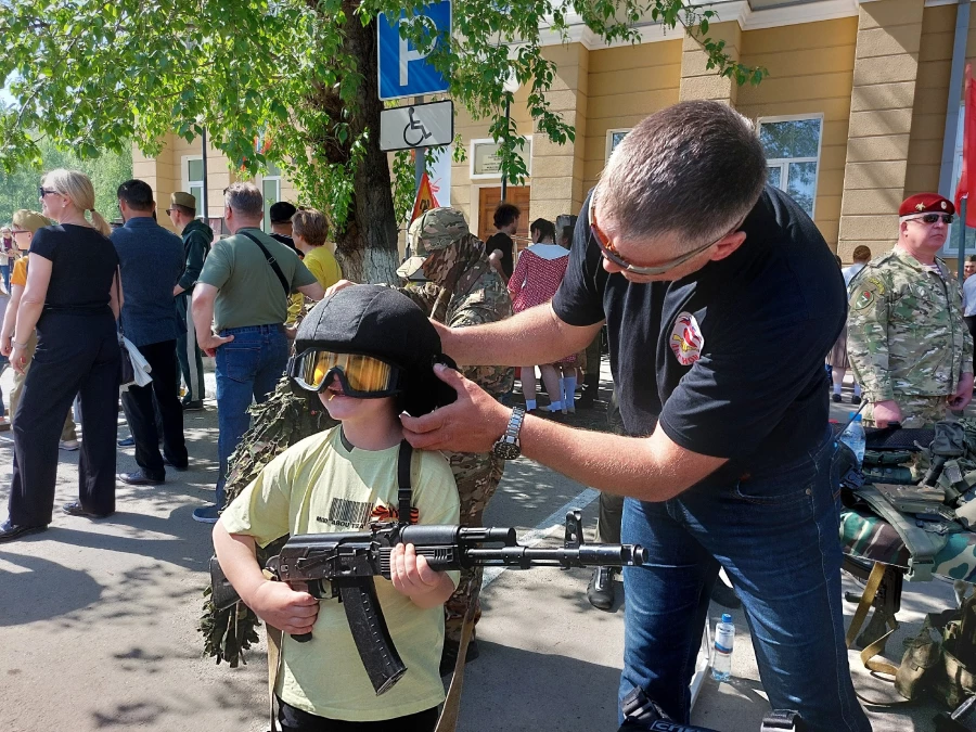 Барнаульцы гуляют по городу в День Победы — 2025.