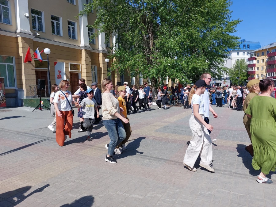 Барнаульцы гуляют по городу в День Победы — 2025.