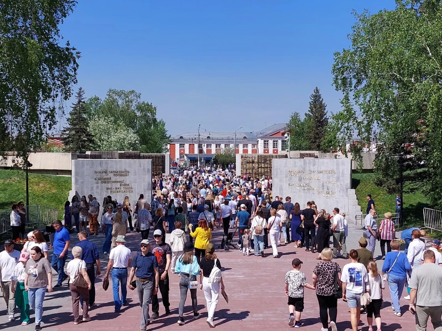 Мемориал Славы в Барнауле на День Победы — 2025. 