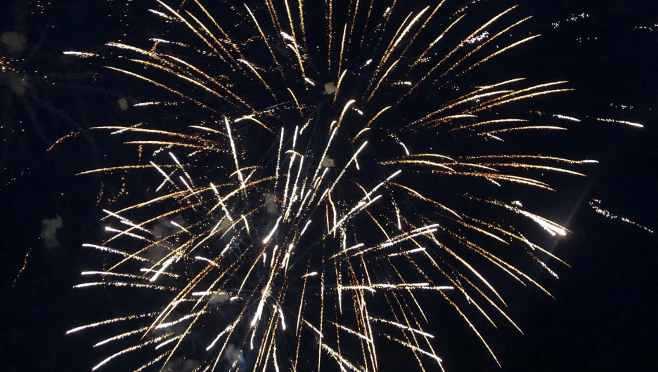 Праздничный салют в Барнауле в День Победы — 2025.