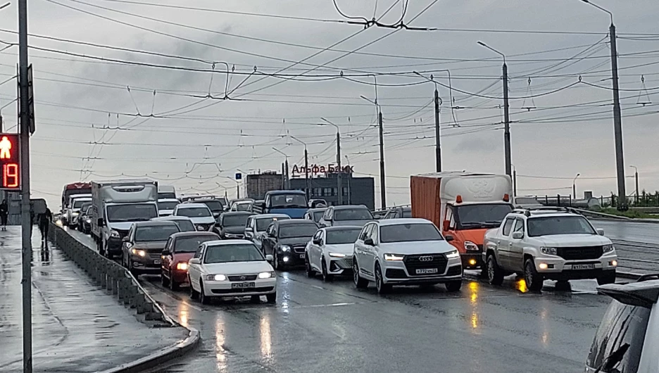 Пробка на мосту на Новом рынке