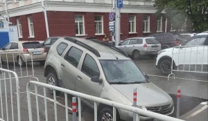 Машина провалилась под земля в центре Барнаула