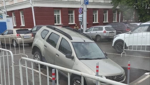 Машина провалилась под земля в центре Барнаула