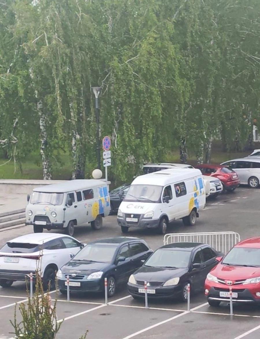 Машина провалилась под земля в центре Барнаула Машина провалилась под земля в центре Барнаула