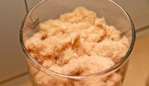 Жители с. Павловск жалуются на древесную вату, которая падает им прямо на головы.