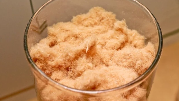 Жители с. Павловск жалуются на древесную вату, которая падает им прямо на головы.