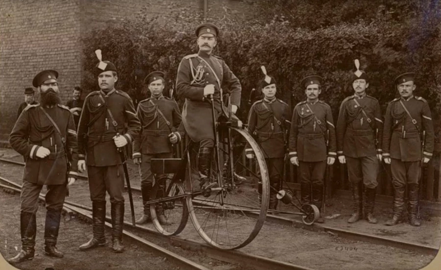 Группа железнодорожных жандармов с офицером на велодрезине (ок. 1890 г.). А. Олейников. Из истории Отдельного корпуса жандармов. Группа железнодорожных жандармов с офицером на велодрезине (ок. 1890 г.). А. Олейников. Из истории Отдельного корпуса жандармов.