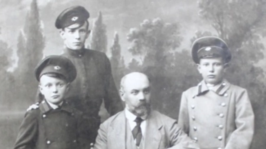 Такие головные уборы носили до революции. Купец Д. Давыдов, 1910 год.