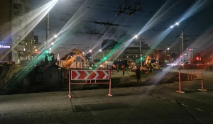 Даже ночью ремонтируют трамвайные пути на площади Октября