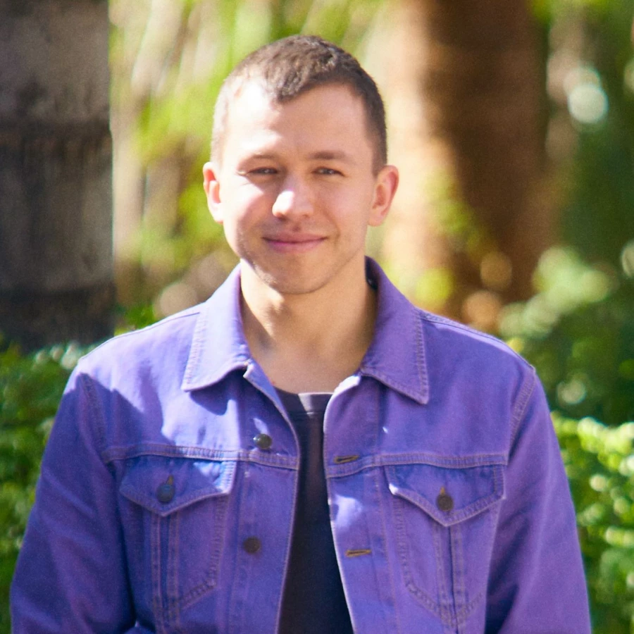11. Сергей Романович – актёр, звезда сериалов «Чернобыль. Зона отчуждения» и
«Ольга». &quot;Я так люблю побеждать, что, приехав на реалити “Мастер игры”,
больше всего боялся допустить ошибку. Ну, и еще я очень доверчивый, поэтому
боюсь быть обманутым, особенно теми, кто мне приятен и близок по духу.
Тяжело переношу предательство», - говорит Сергей.