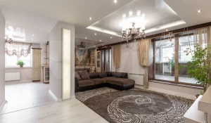 Квартира с зимним садом продается в центре Барнаула за 25 млн рублей