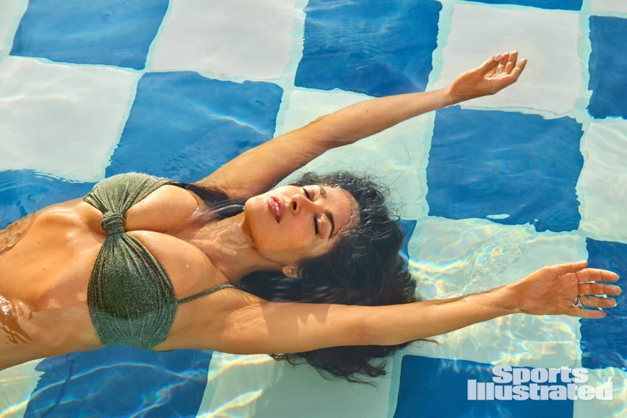 Сальма Хайек для Sports Illustrated Swimsuit.
