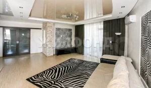 Квартиру-зебру, в которую «не стыдно привести гостей» продают в Барнауле почти за 18 млн рублей.