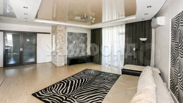 Квартиру-зебру, в которую «не стыдно привести гостей» продают в Барнауле почти за 18 млн рублей.