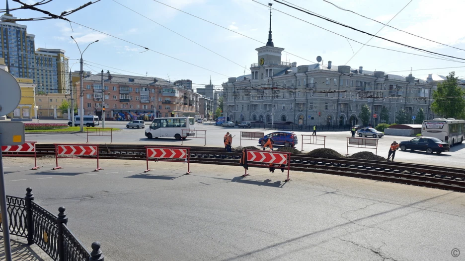 Ремонт трамвайного переезда на площади Октября в Барнауле.