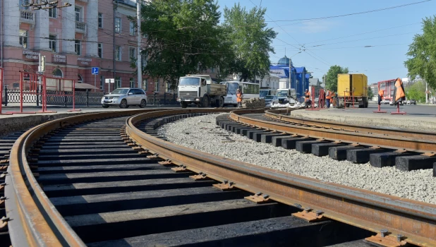 Ремонт трамвайного переезда на площади Октября в Барнауле.