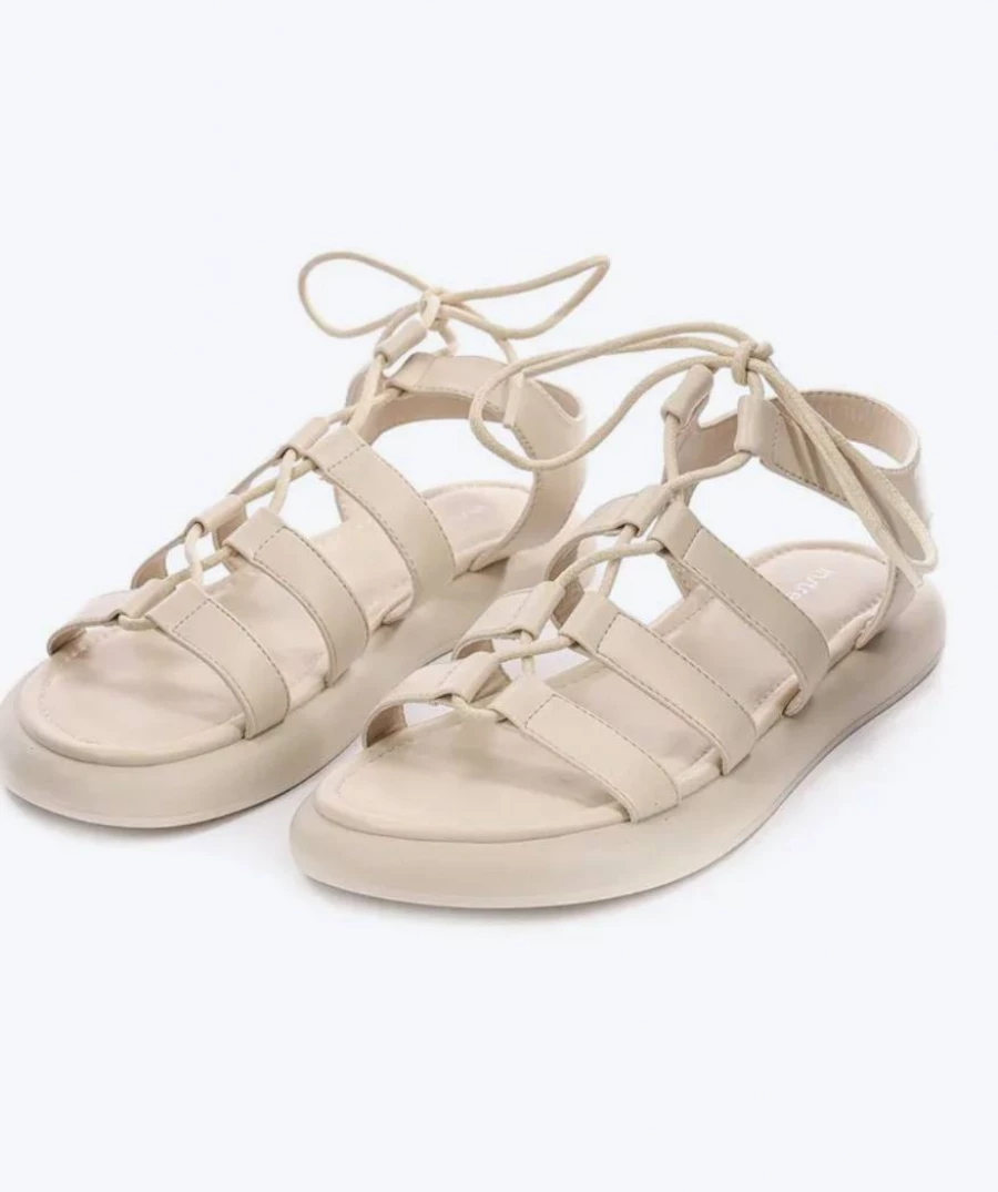 Античные сандалии с множеством ремешков.