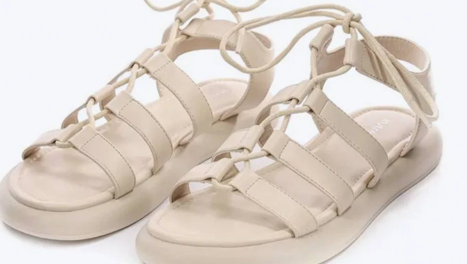 Античные сандалии с множеством ремешков.