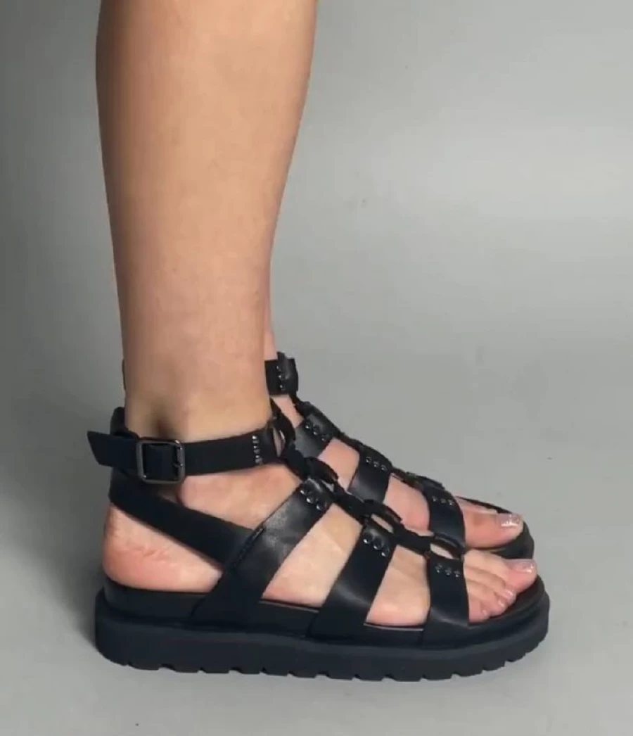 Античные сандалии с множеством ремешков.