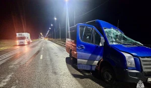 В Юстинском районе Калмыкии столкнулись автобус с пассажирами и грузовик.