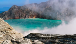 Озеро в скалах.