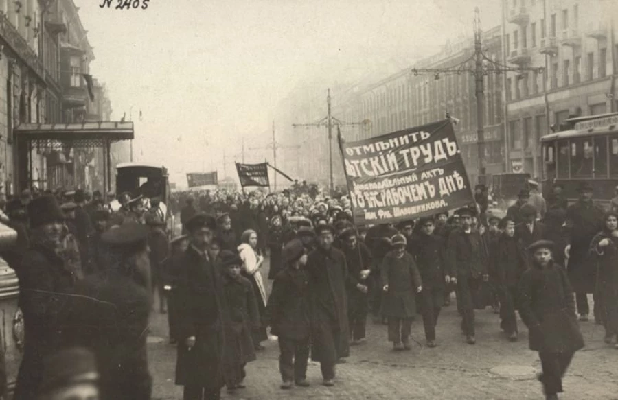 Манифестация женщин и детей в Петрограде в 1917 году.