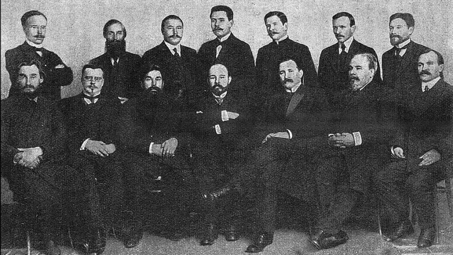 Василий Вершинин (крайний слева стоит) и другие участники Сибирской парламентской группы в Госдуме.