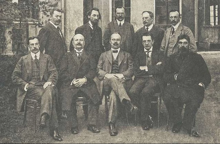 Василий Вершинин (в центре сидит) - фракция трудовиков в Госдуме. Рядом с Вершининым - будущий глава Временного правительства А. Керенский.