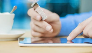 Карта банка, смартфон.