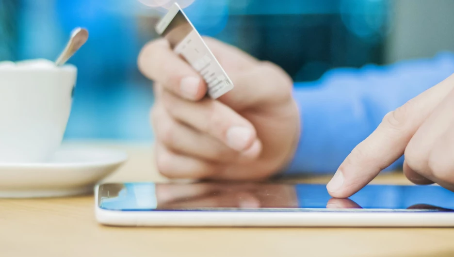 Карта банка, смартфон.