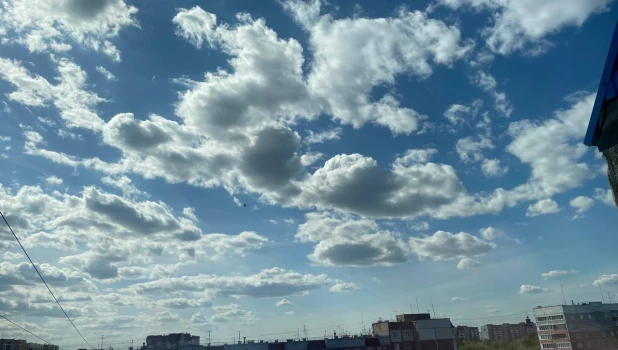 Разбросались по небу облака