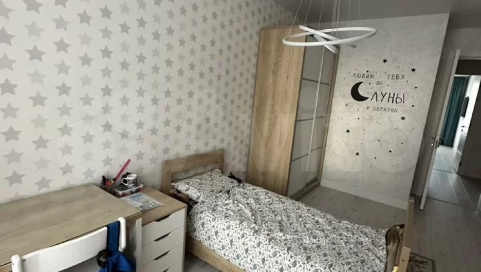 Квартира с любовным посланием продается в Барнауле за 22 млн рублей