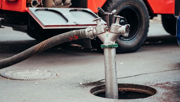 Пожарный гидрант, пожарная машина.