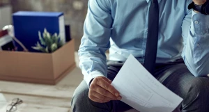 Мужчина изучает документ.