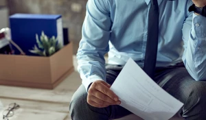 Мужчина изучает документ.