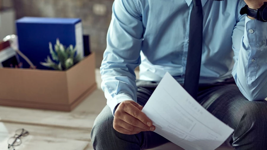 Мужчина изучает документ.