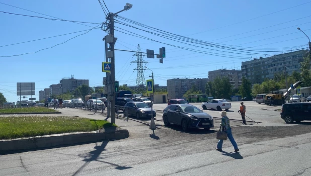 Ремонт дороги на улице Энтузиастов в Барнауле.