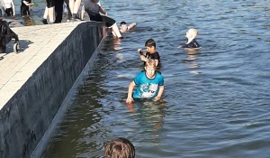Открыли купальный сезон подростки в Изумрудном