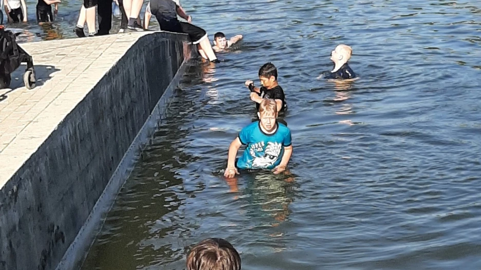 Открыли купальный сезон подростки в Изумрудном